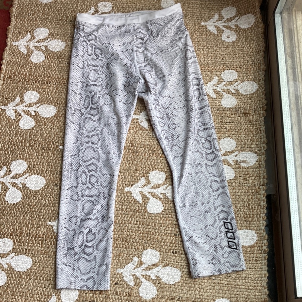 Lorna, Jane, White snake, skin, Capri yoga, pants leggings  small